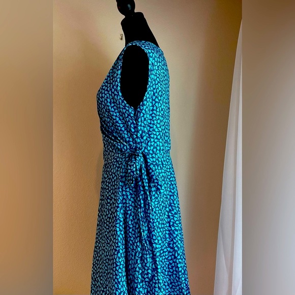 Simple, A-frame wrap dress - Picture 2 of 3